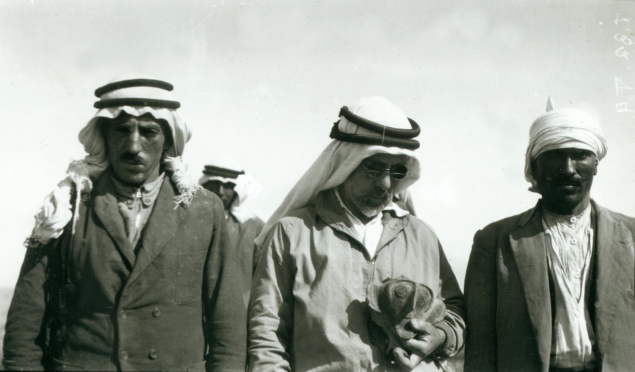 Garstang (holder kalk) og to medlemmer af udgravningsholdet, 1930 af English Photographer
