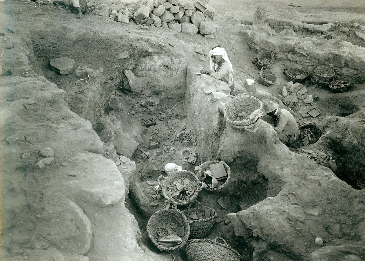Garstang optager udgravede lagerrum fra middelbronzealderen (2000-1500 f.Kr.), 1930 af English Photographer