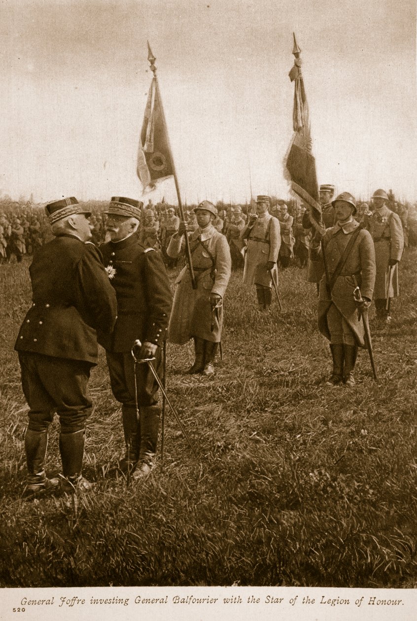 General Joffre investerer general Balfourier med stjernen fra Æreslegionen, 1914-19 af English Photographer
