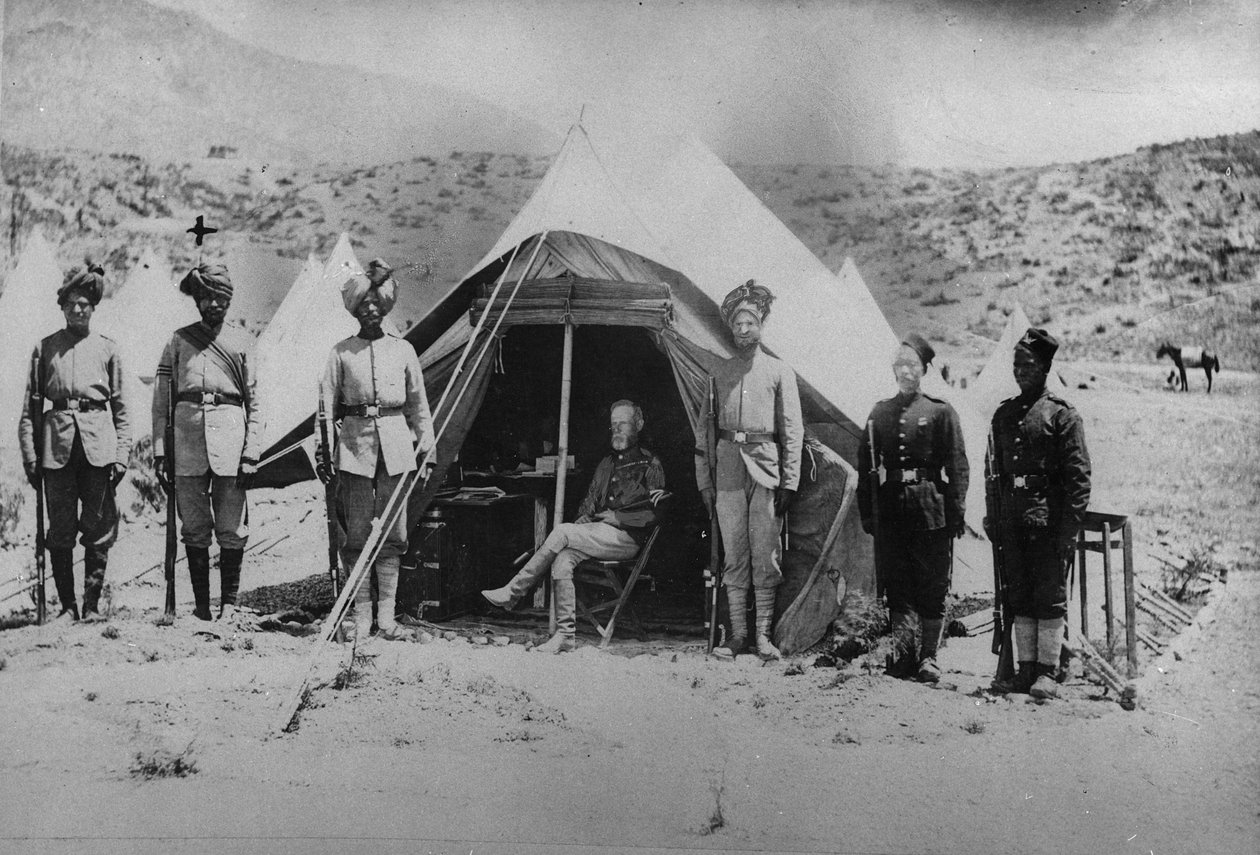 General Roberts med sine indfødte ordførere i det lille telt, der blev brugt under den anden afghanske krig, 1878-80 af English Photographer