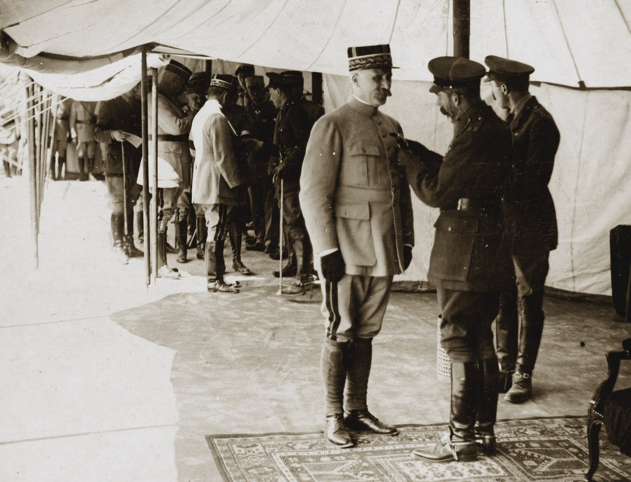 George V dekorerer general Petain af English Photographer