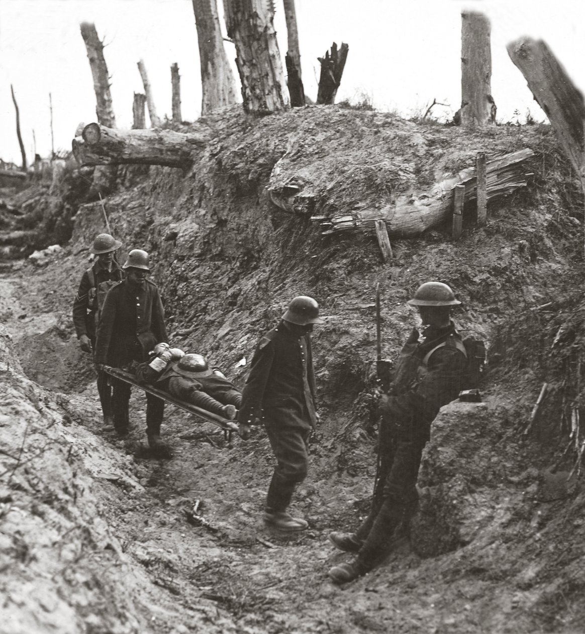 Tyske fanger, tvunget til at bære vores sårede under det anstrengende angreb på Trones Wood, 1916 af English Photographer