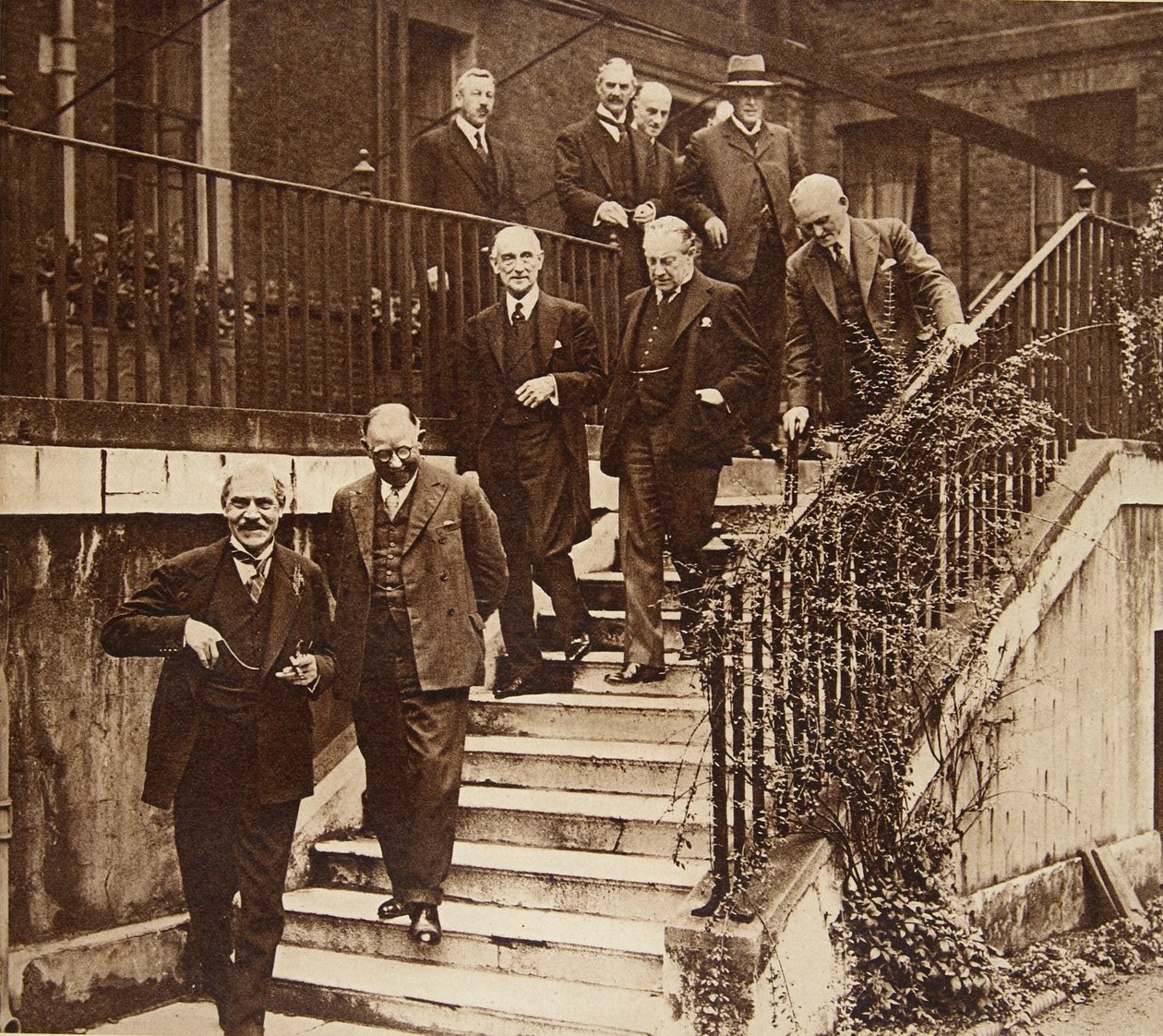 Regering i krise: dannelse af et nationalt kabinet som anmodet af kong George V (billedet i haven ved Downing Street nr. 10) 1931 af English Photographer