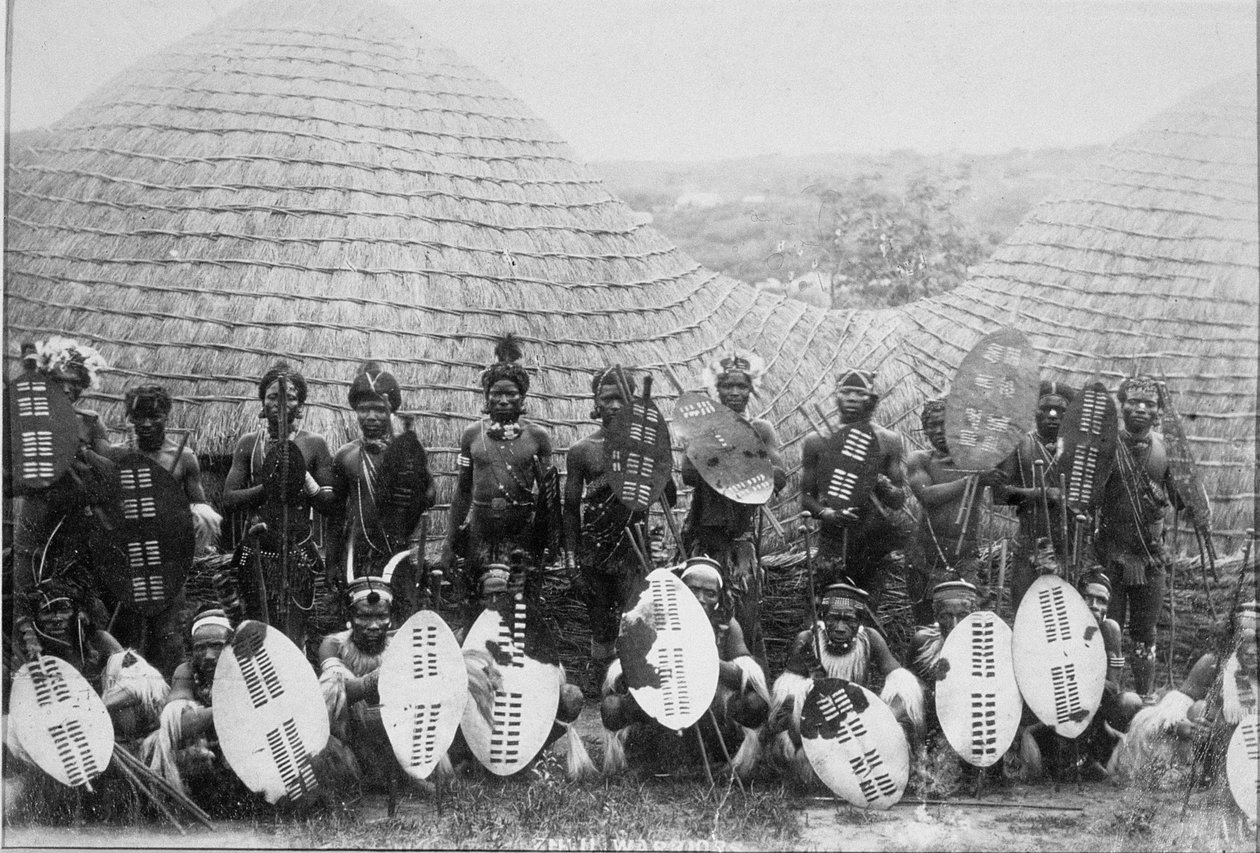 Gruppeportræt af Zulu Warriors uden for en hytte, ca. 1875 (albumin print) af English Photographer