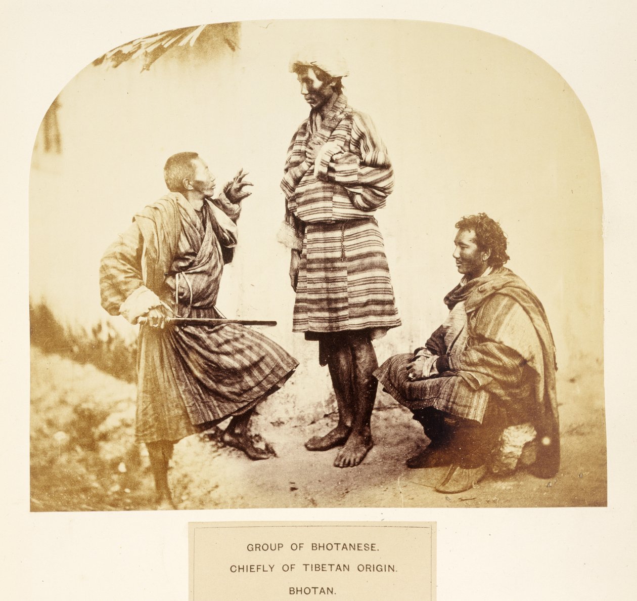 Gruppe af bhotanesere, hovedsagelig eller tibetansk oprindelse, Bhotan, fra The People of India, af J. Forbes Watson, udgivet 1868 (albumin print) af English Photographer