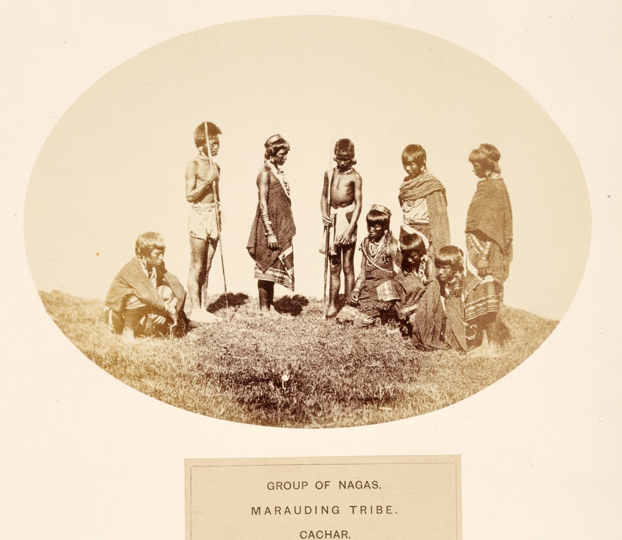 Gruppe af Nagas, plyndrende stamme, Cachar, fra The People of India, af J. Forbes Watson, udgivet i 1868 (albumenprint) af English Photographer