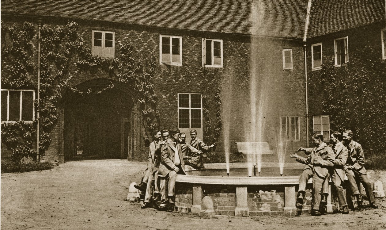 I Fulham Palace gårdhave, 1914-19 af English Photographer