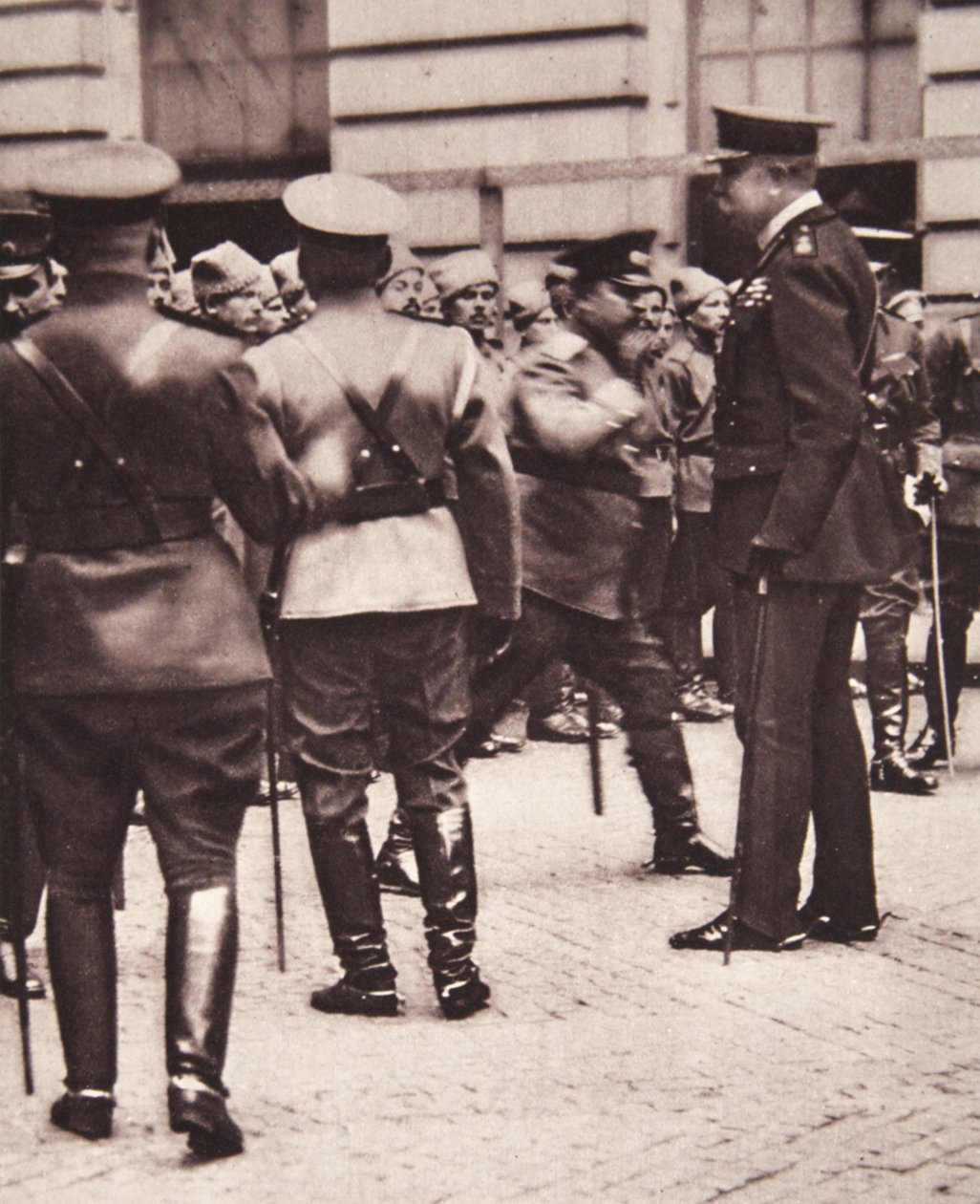 I London: Lord Kitchener inspicerer det russiske kontingent på specialtjeneste her, fra The Illustrated War News, 14. juni 1916 (sepiafoto) af English Photographer