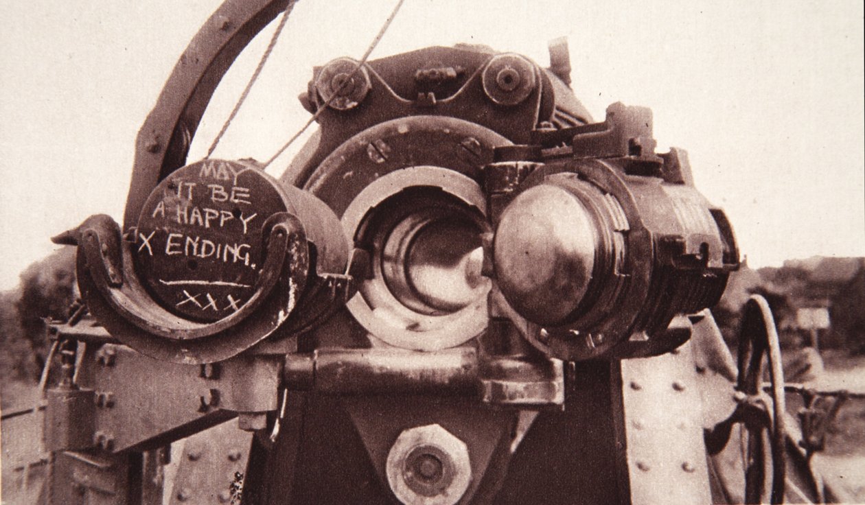I et af Strafing-batterierne: En besked til Fritz, fra The Illustrated War News, 5. juli 1916 (sepia-foto) af English Photographer