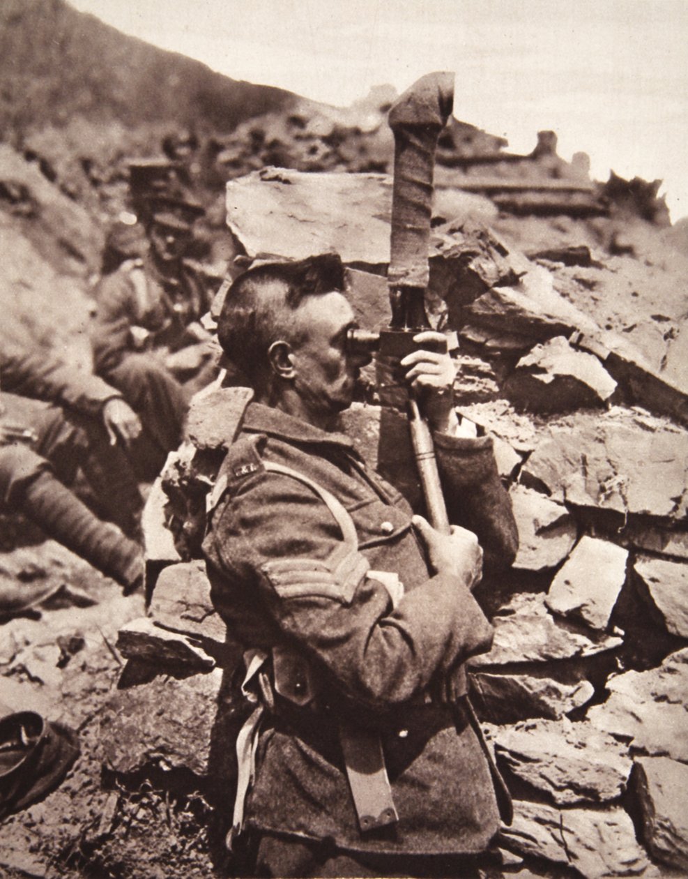 I de britiske skyttegrave ved Salonika: en sergent, der bruger sit periskop, fra The Illustrated War News, 21. juni 1916 (sepia-foto) af English Photographer