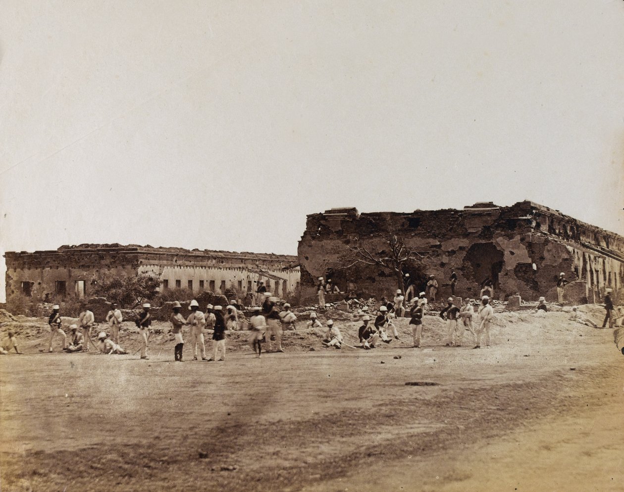 Indiske soldater ved ødelagte bygninger, ca. 1858 (sepiafoto) af English Photographer