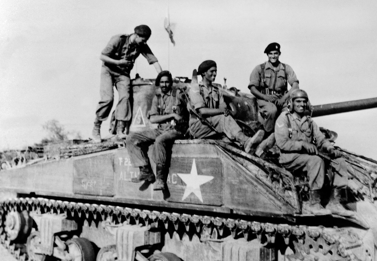 Indisk kampvognsbesætning på tværs af deres Sherman af English Photographer