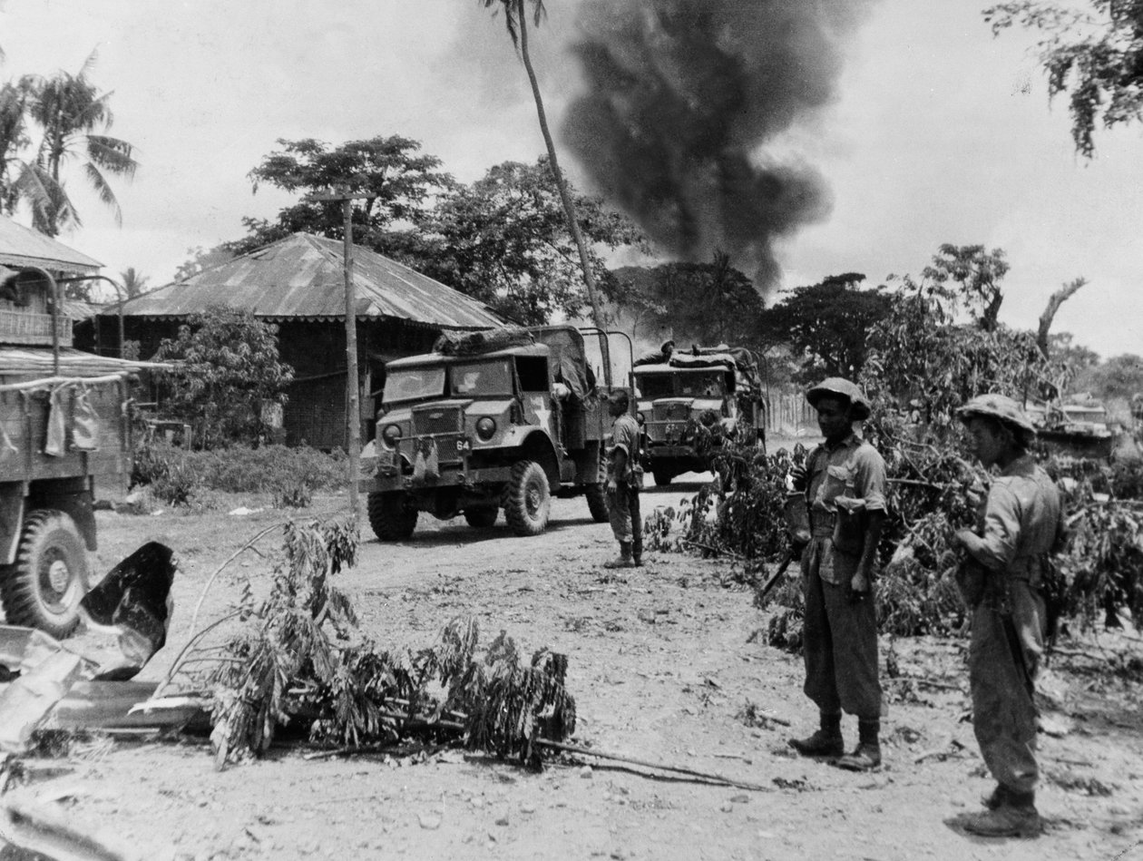 Indiske tropper fra den 17. division i Payagyi under de sidste par miles af fremrykningen mod Rangoon, april 1945 af English Photographer