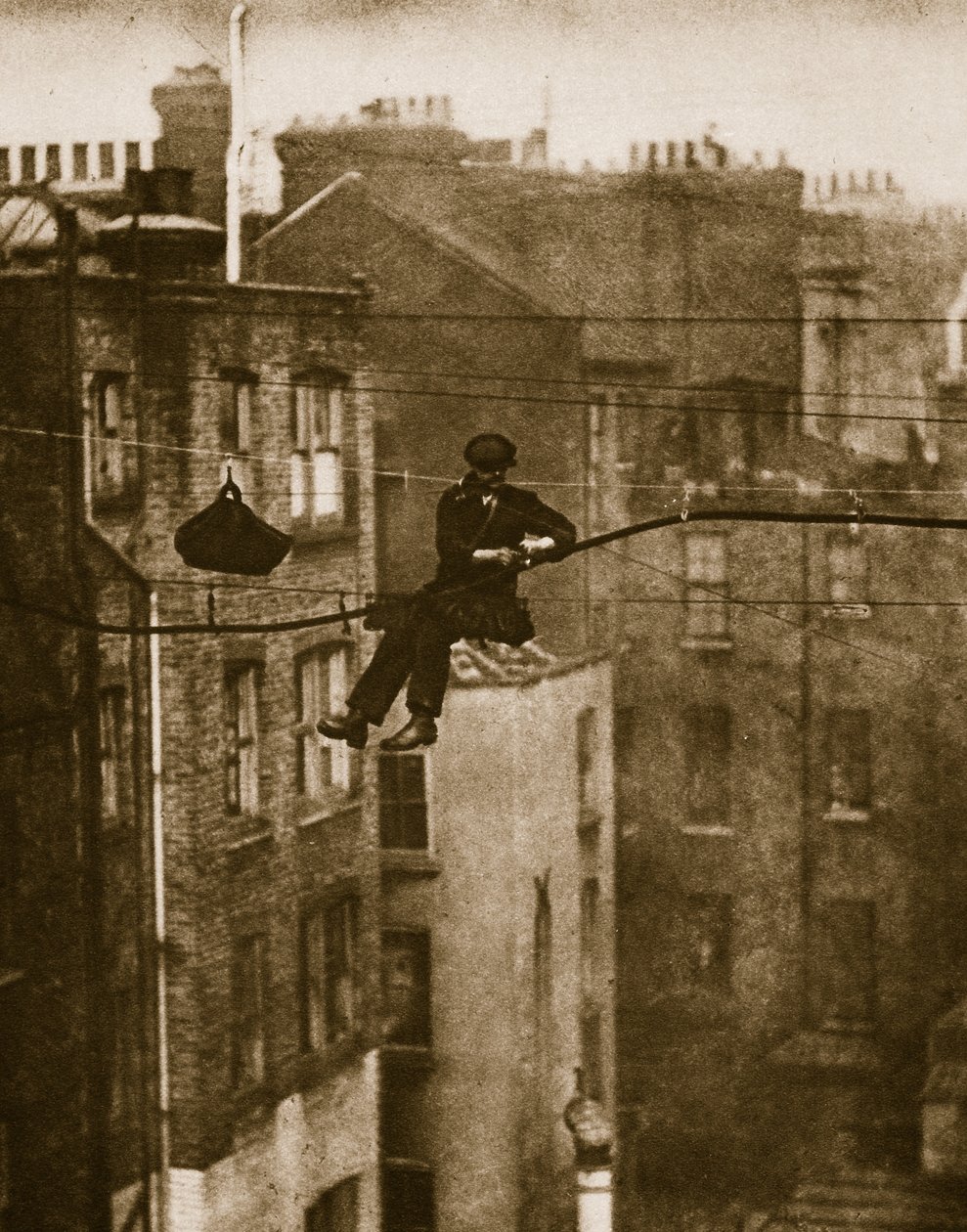 Inspicerer et telefonkabel mellem Conduit og Maddox Streets (sepia foto) af English Photographer