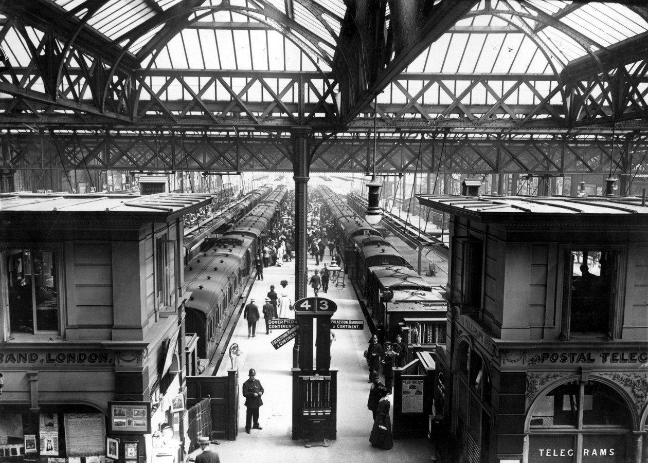 Interiør af Charing Cross Station, London, ca. 1890 af English Photographer