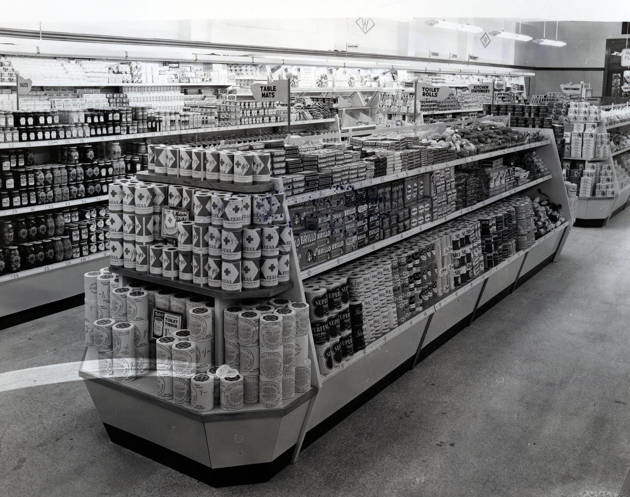 Interiør i en Woolworths-butik, 1956 af English Photographer