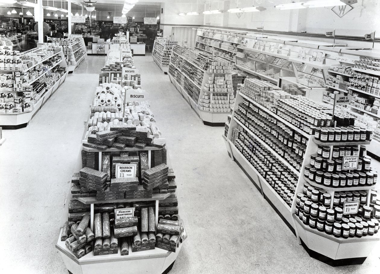 Interiør i en Woolworths-butik, 1956 af English Photographer