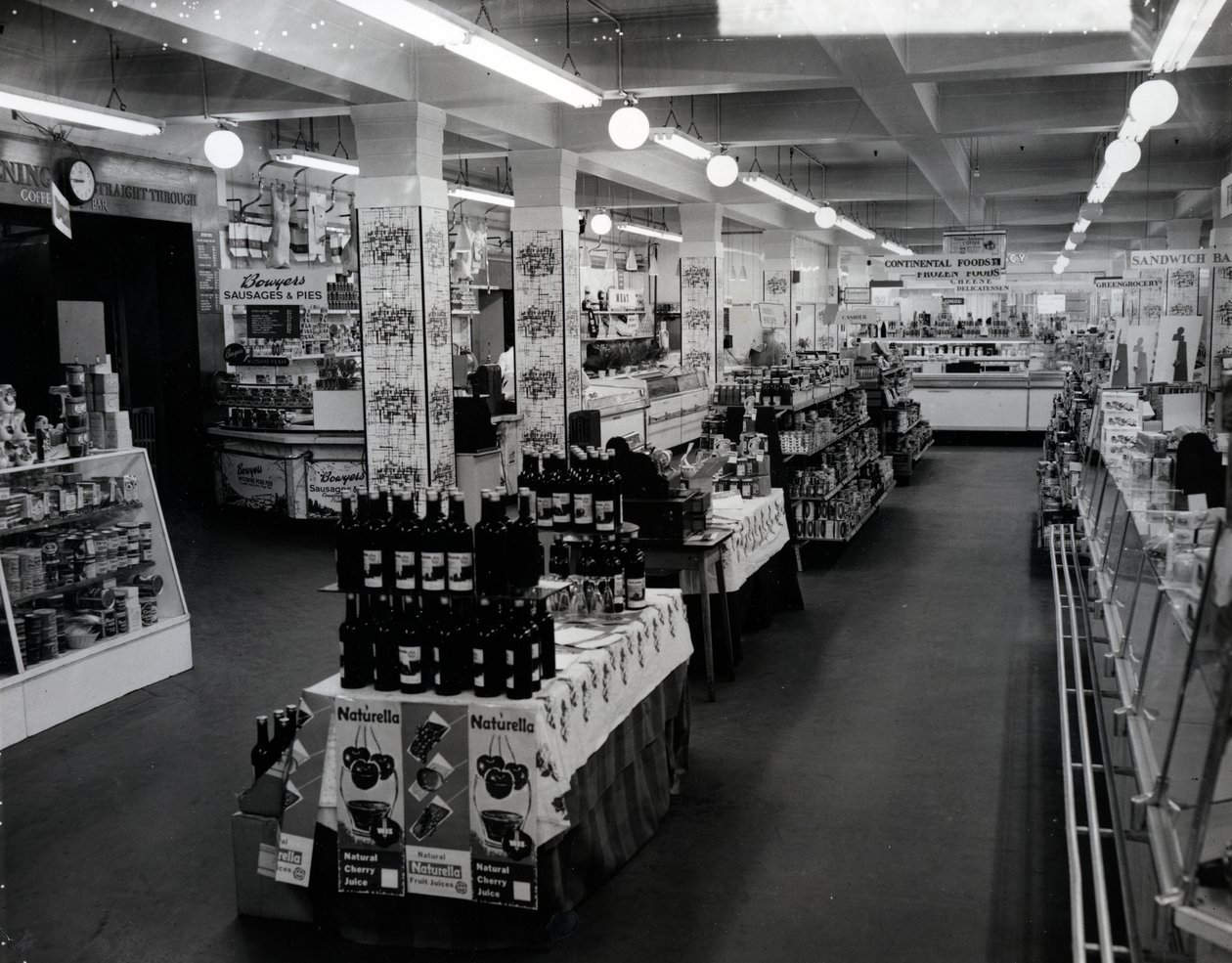 Interiør i en Woolworths-butik, 1956 af English Photographer
