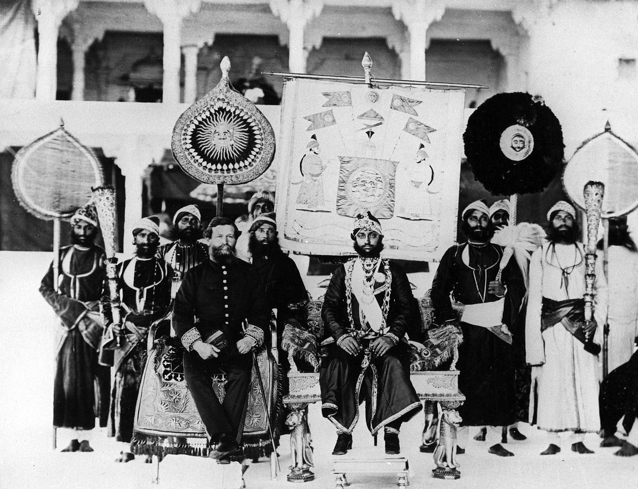 Investitur af Maharana af Udaipur med Indiens stjerne, 1871 af English Photographer
