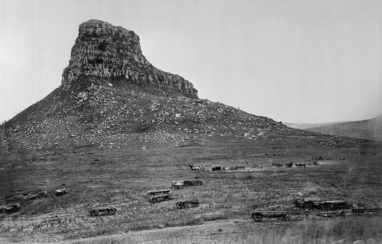 Isandhlwana på tværs af nek, fra et album med 43 fotografier udarbejdet af George Froom fra det 94. regiment under Zulu-krigen, ca. 1879 af English Photographer