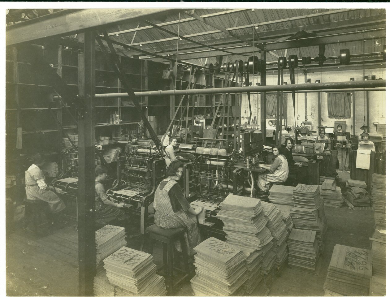 Jacquard Card stemplingsrum, tæppehandler, 1923 af English Photographer