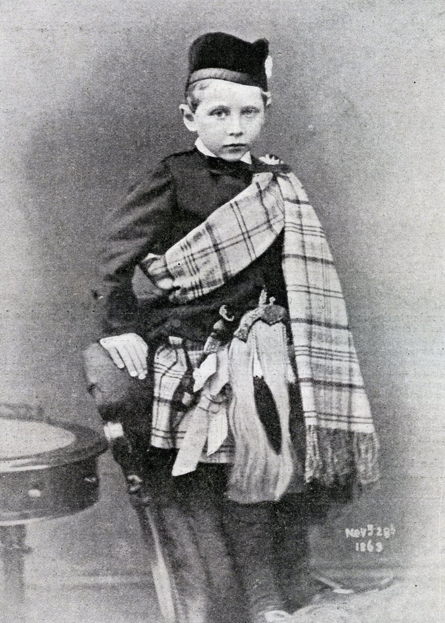 Kaiser Wilhelm II fotograferet i en alder af 4 i den kilt, som blev båret til sin onkel, Edward, Prince of Wales