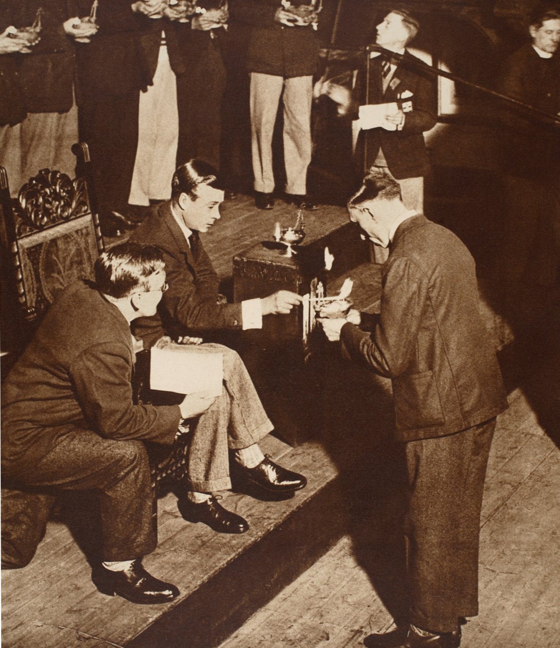 King Edward VIII tænder erindringslamper i kirkehuset, Westminster af English Photographer