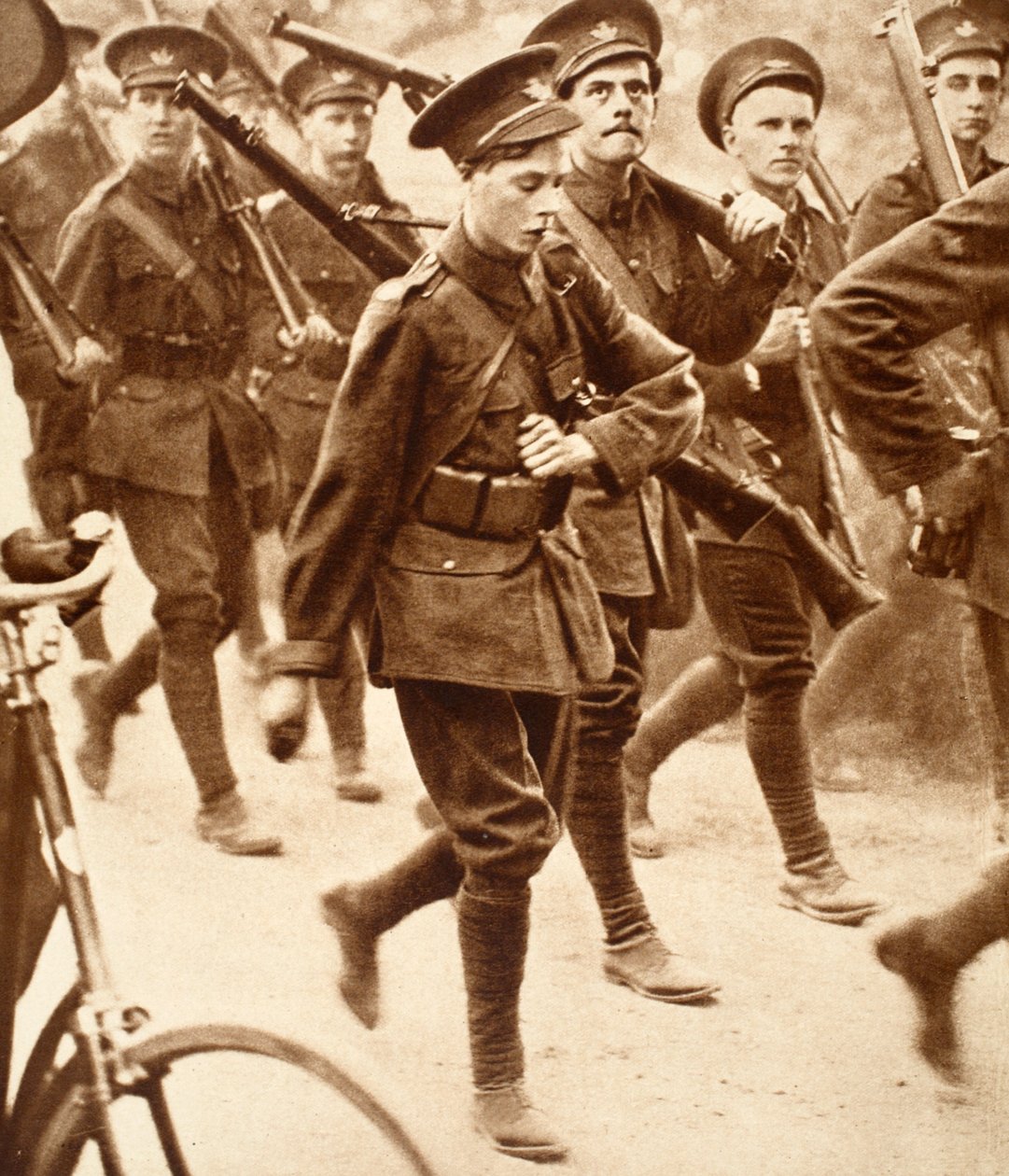 Kong Edward VIII marcherer med Oxford University O.T.C., før den første verdenskrig, ca. 1911 af English Photographer