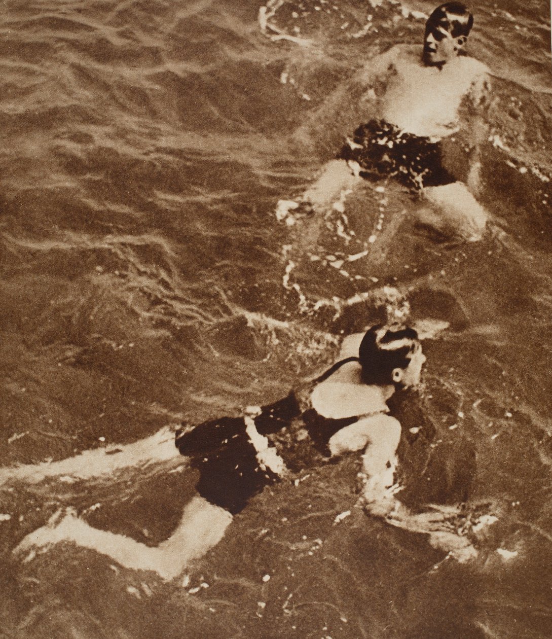 Kong Edward VIII og hertugen af Kent svømmer på Rivieraen, 1933 af English Photographer