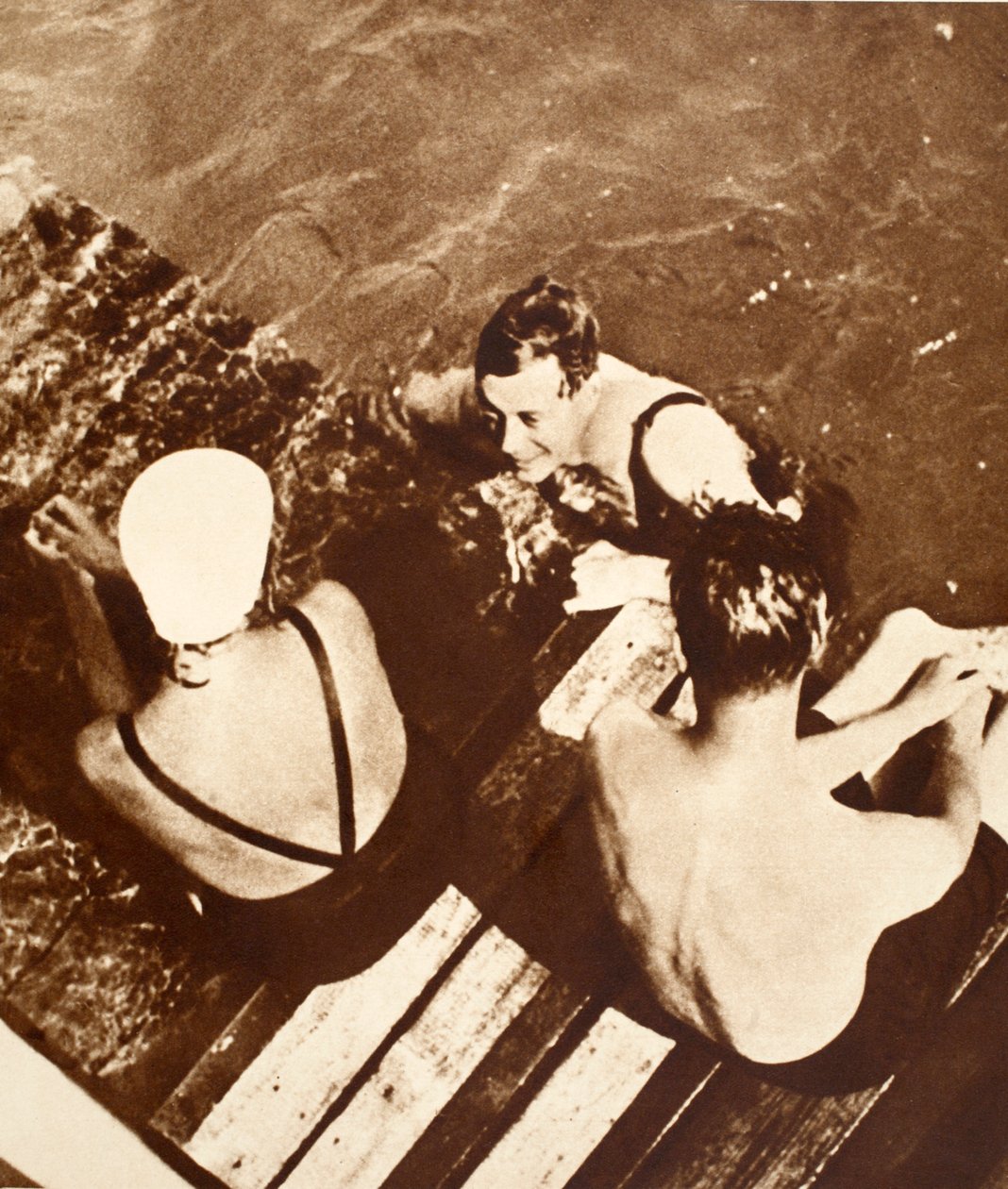 Kong Edward VIII med venner på en tømmerflåde, Riviera, 1933 af English Photographer