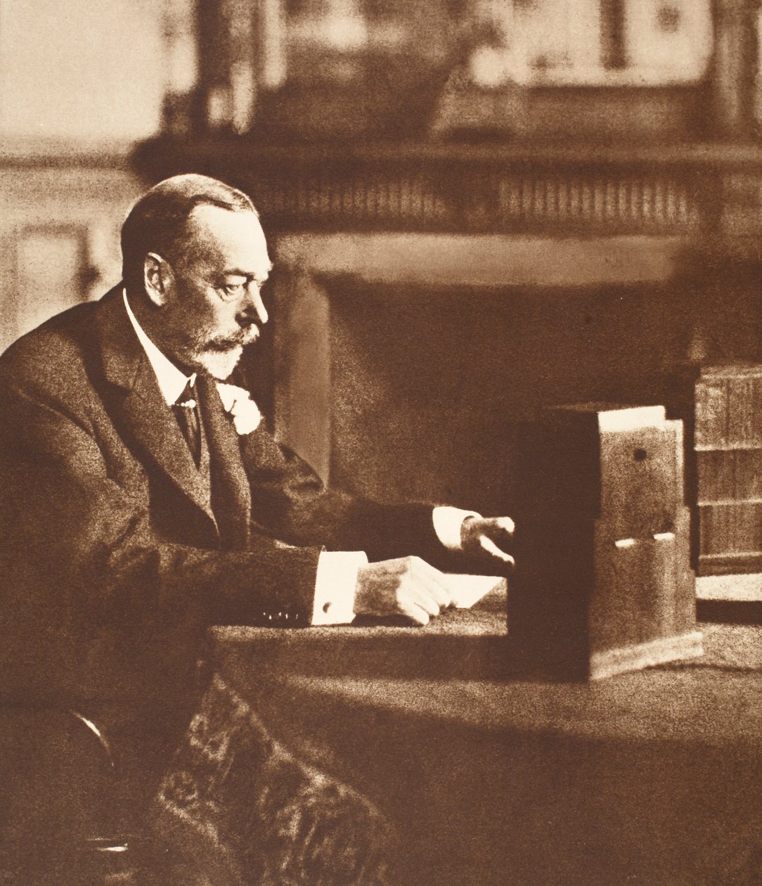 King George Broadcasting to the Empire juledag i Sandringham, 1935 af English Photographer
