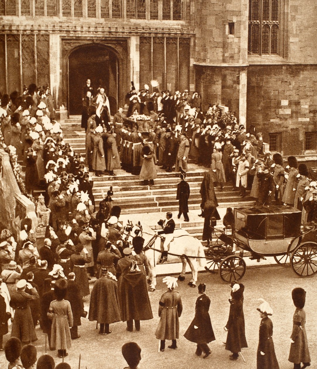 Kong George lagt til hvile, med kong Edward VIII og dronning Mary, der besætter kapeltrappen, 1936 af English Photographer