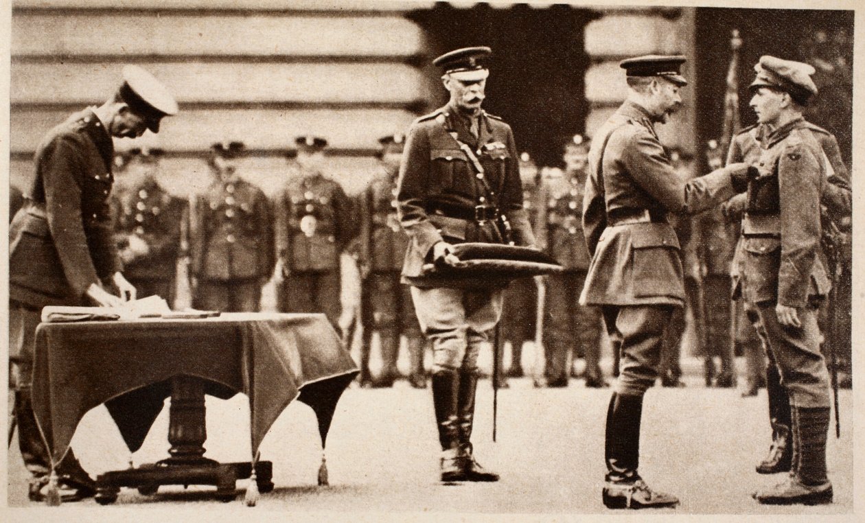Kong George V tildeler Victoria Cross til menig Wilfred Edwards, Kings Own Yorkshire Light Infantry, 1914-1918 af English Photographer