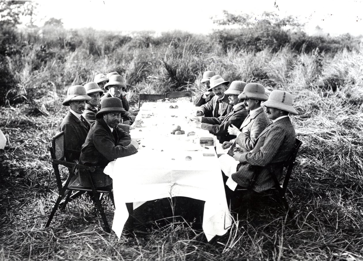 Kong George V spiste frokost i Chitwan-dalen under et tigerskud, 1911 af English Photographer