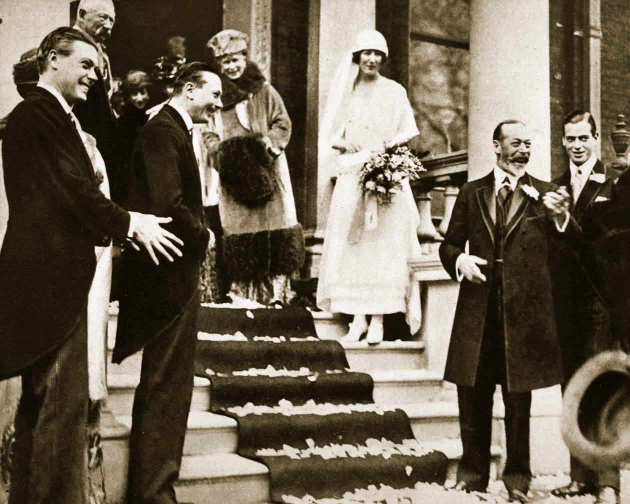 Kong George vinker farvel til prinsesse Maud, datter af Princess Royal, da hun rejser på bryllupsrejse med Lord Carnegie, 1923 af English Photographer