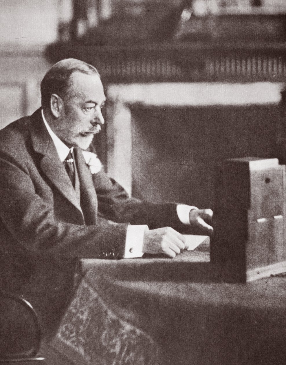 King George taler over trådløst af English Photographer