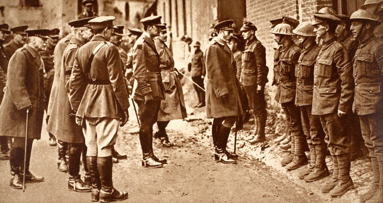 Kong Georg med den 7. Bn. Sherwood Foresters efter Bullecourt, marts 1918 af English Photographer
