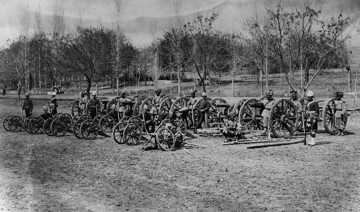 Kohat paradeplads med erobrede afghanske kanoner fra slaget ved Peiwar med soldater fra 8th Foot, 92nd Highlander 5th Punjab Infantry af English Photographer