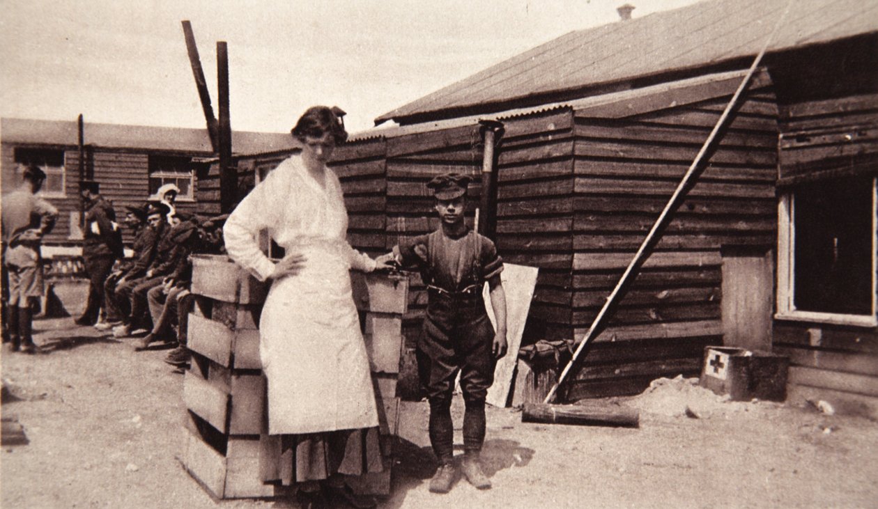 Lady Angelas virksomhed: ved hendes badehus i lyden af kanonerne, fra The Illustrated War News, 1916 (sepia foto) af English Photographer