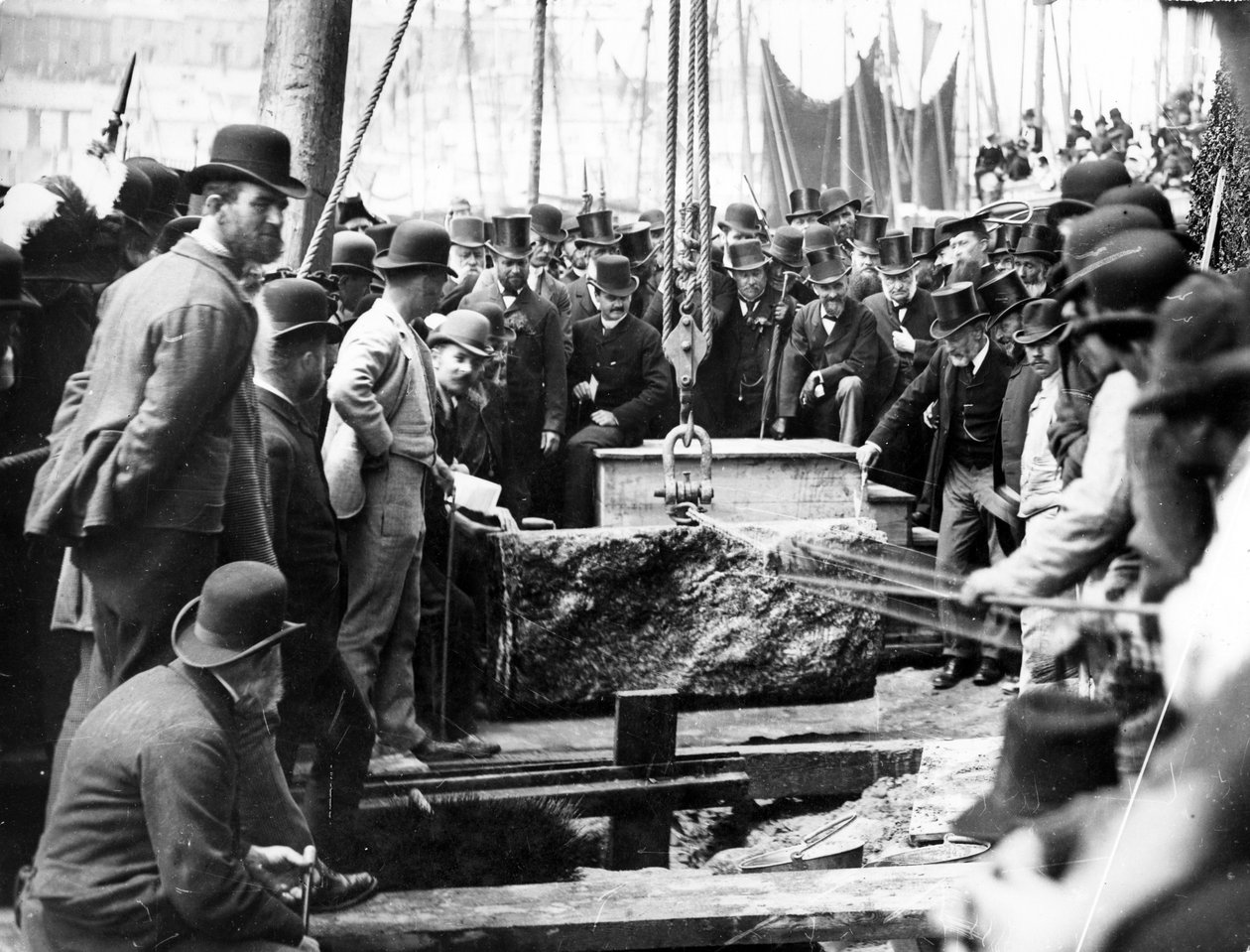 Nedlægning af grundstenen til udvidelsen af Smeatons Pier, 1888 af English Photographer