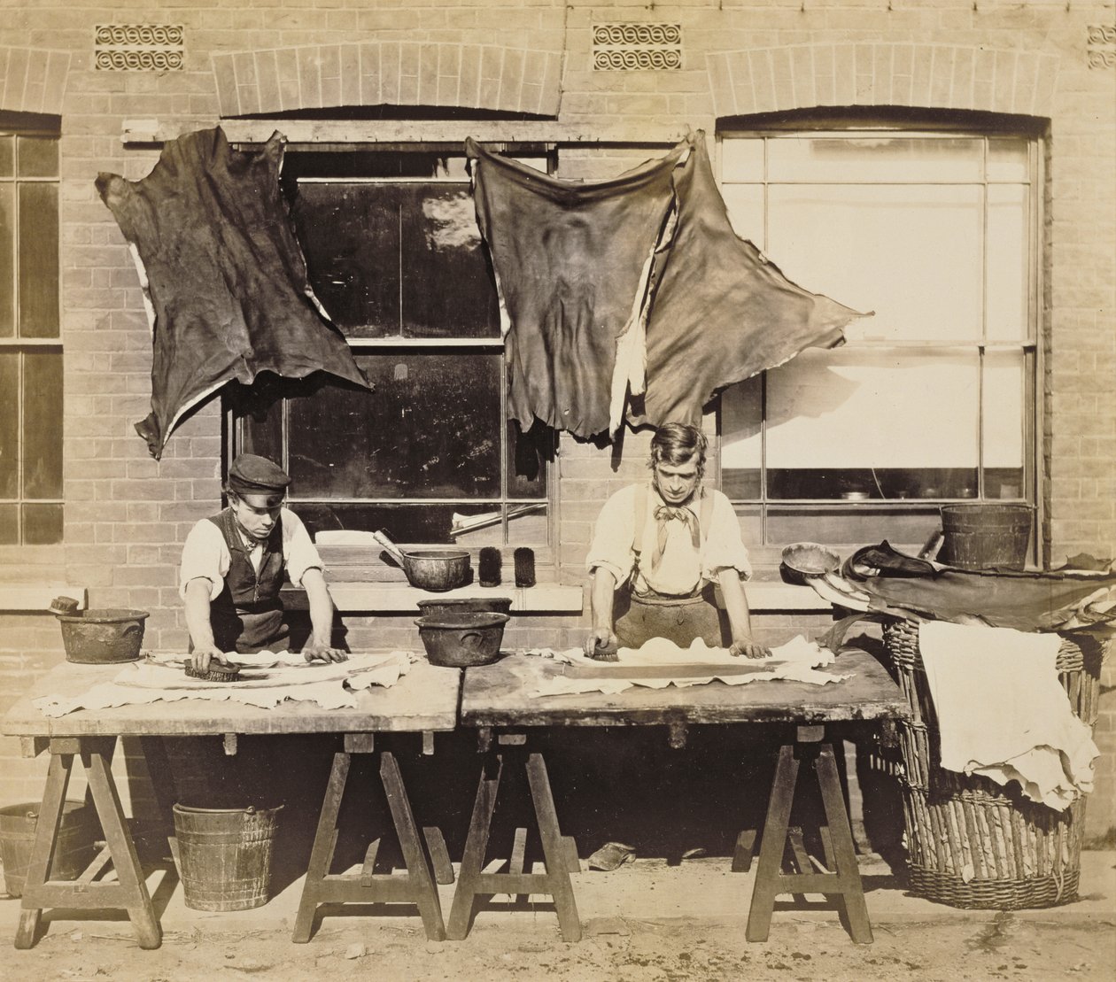 Læderfarvning til fremstilling af handsker, Bevington and Sons, 1861-62 (sepiafoto) (se også 232992) af English Photographer