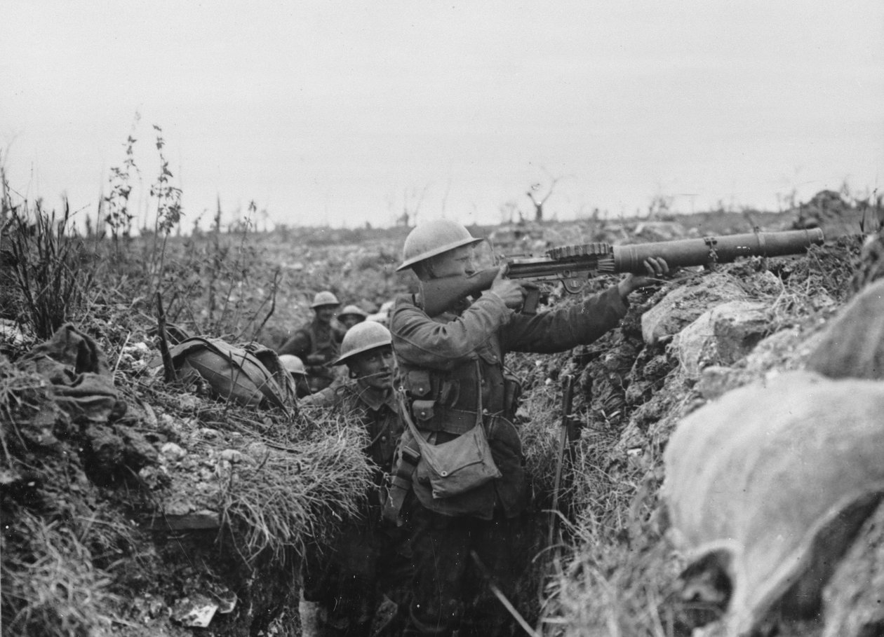 Lewis-skytte på skydetrinnet af en skyttegrav, 1916-18 af English Photographer