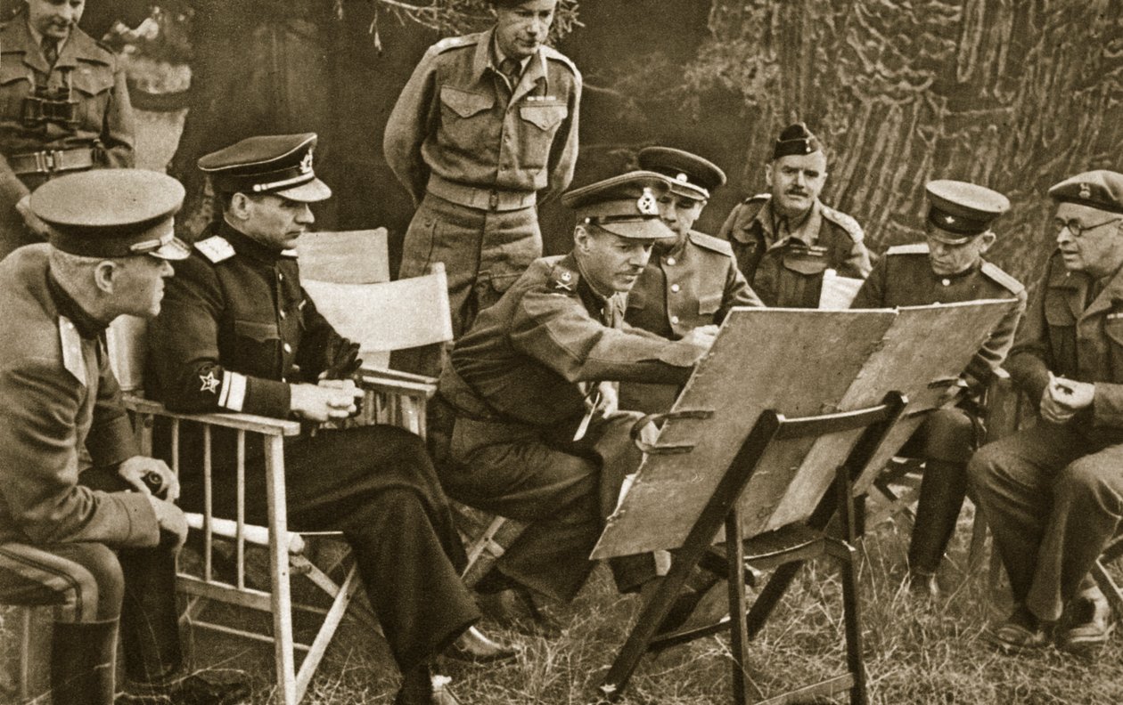 Generalløjtnant Dempsey, øverstbefalende for den britiske anden armé, forklarer sovjetiske officerer situationen på vestfronten, 1944 af English Photographer