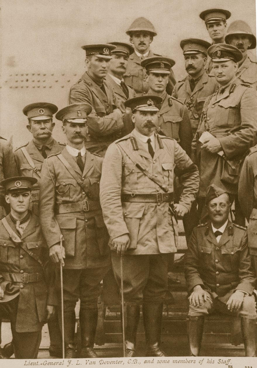 Generalløjtnant F. L. Van Deventer, CB og nogle medlemmer af hans stab, 1914-19 af English Photographer