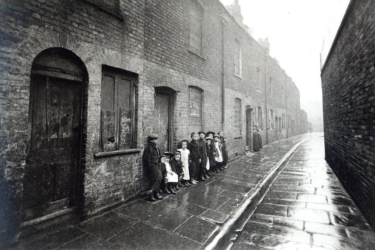 London Slums, ca. 1900 af English Photographer