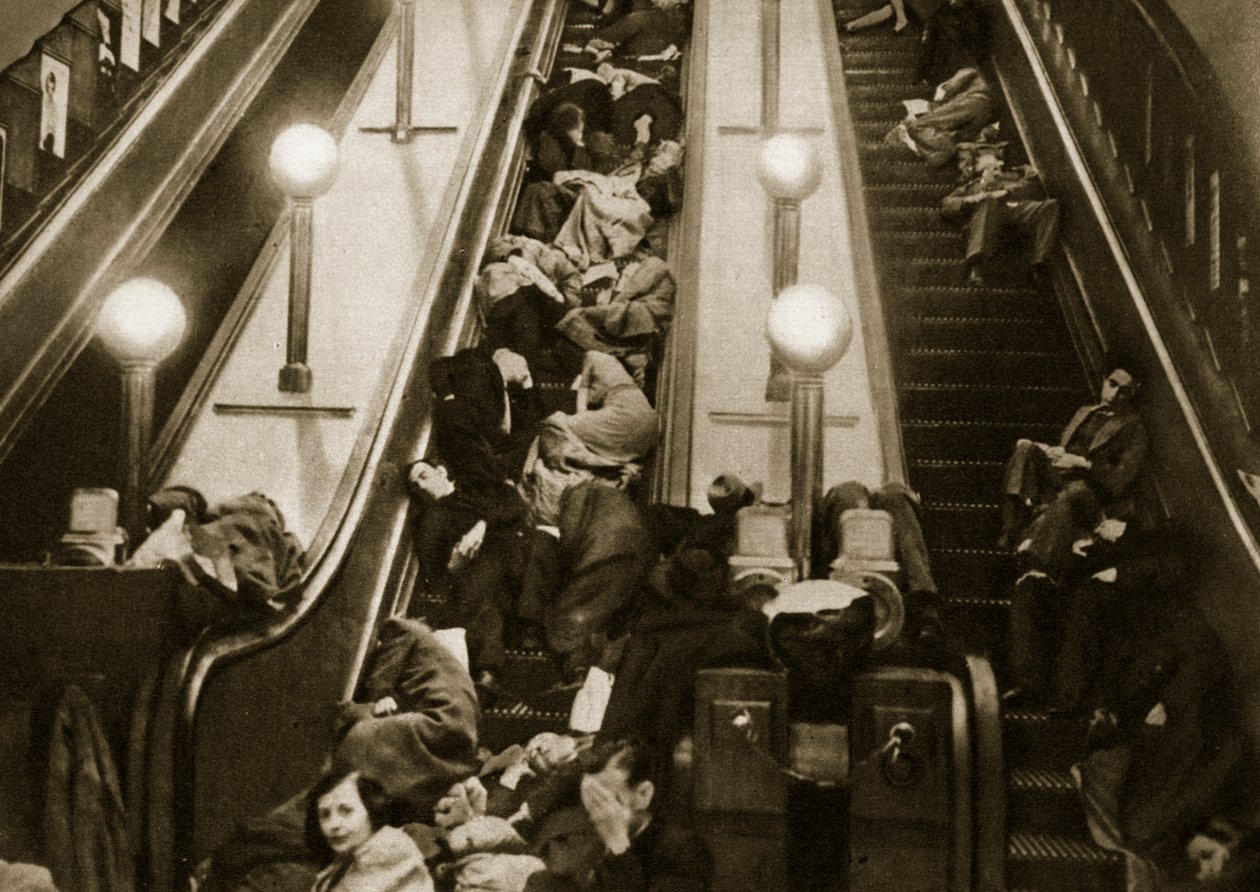 Londonboere søger ly fra bomberne i undergrunden, 1940 af English Photographer