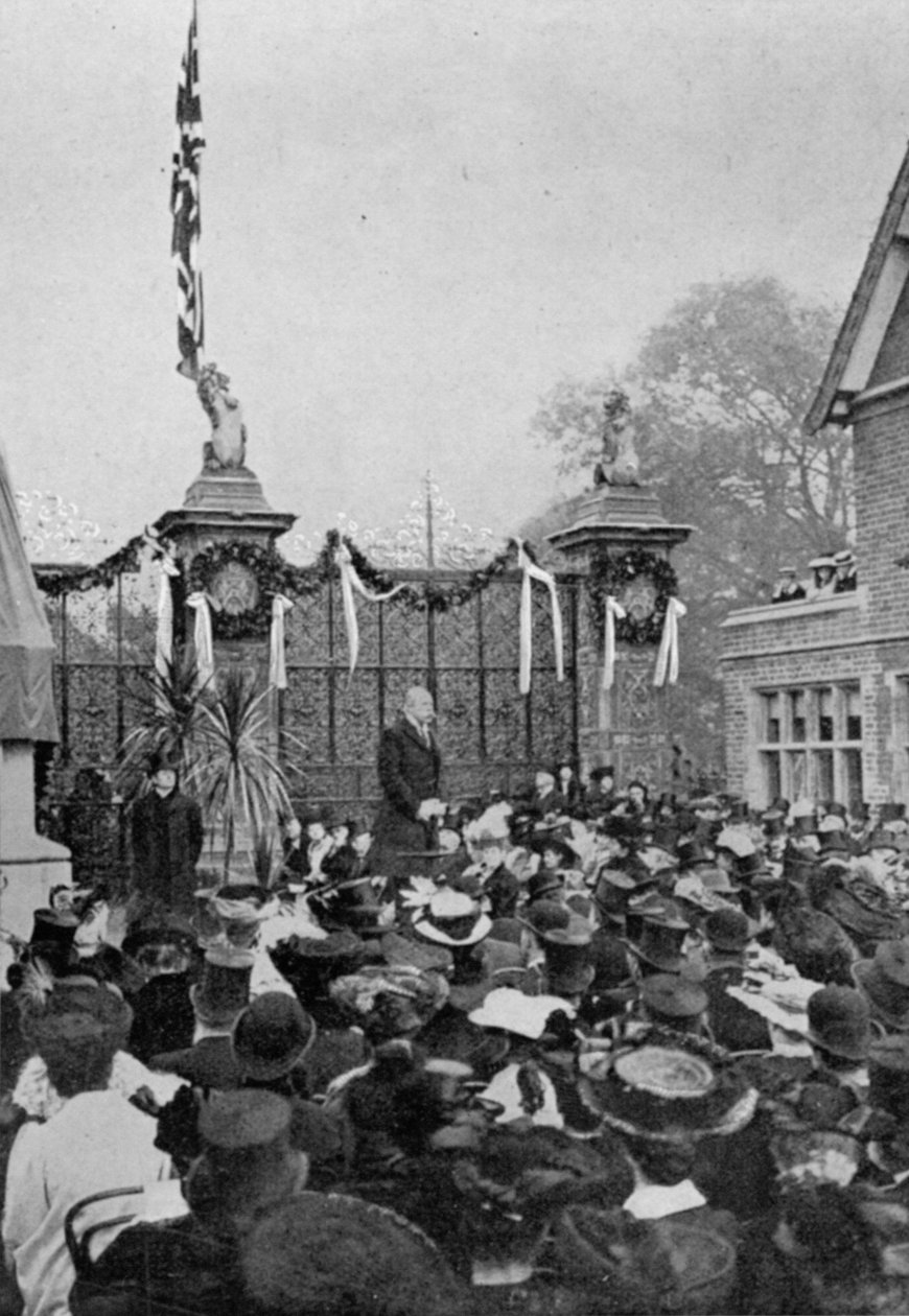 Lord Clarendon holder sin tale fra en artikel med titlen A Memorial of a Great Life: The Salisbury Statue at Hatfield offentliggjort i The Graphic, 27. oktober 1906 af English Photographer