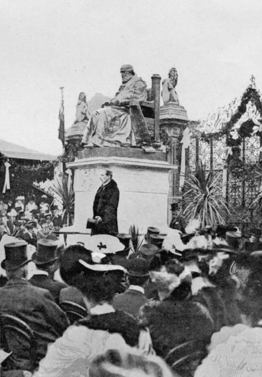 Lord Salisbury accepterer statuen fra en artikel med titlen A Memorial of a Great Life: The Salisbury Statue at Hatfield offentliggjort i The Graphic, 27. oktober 1906 af English Photographer