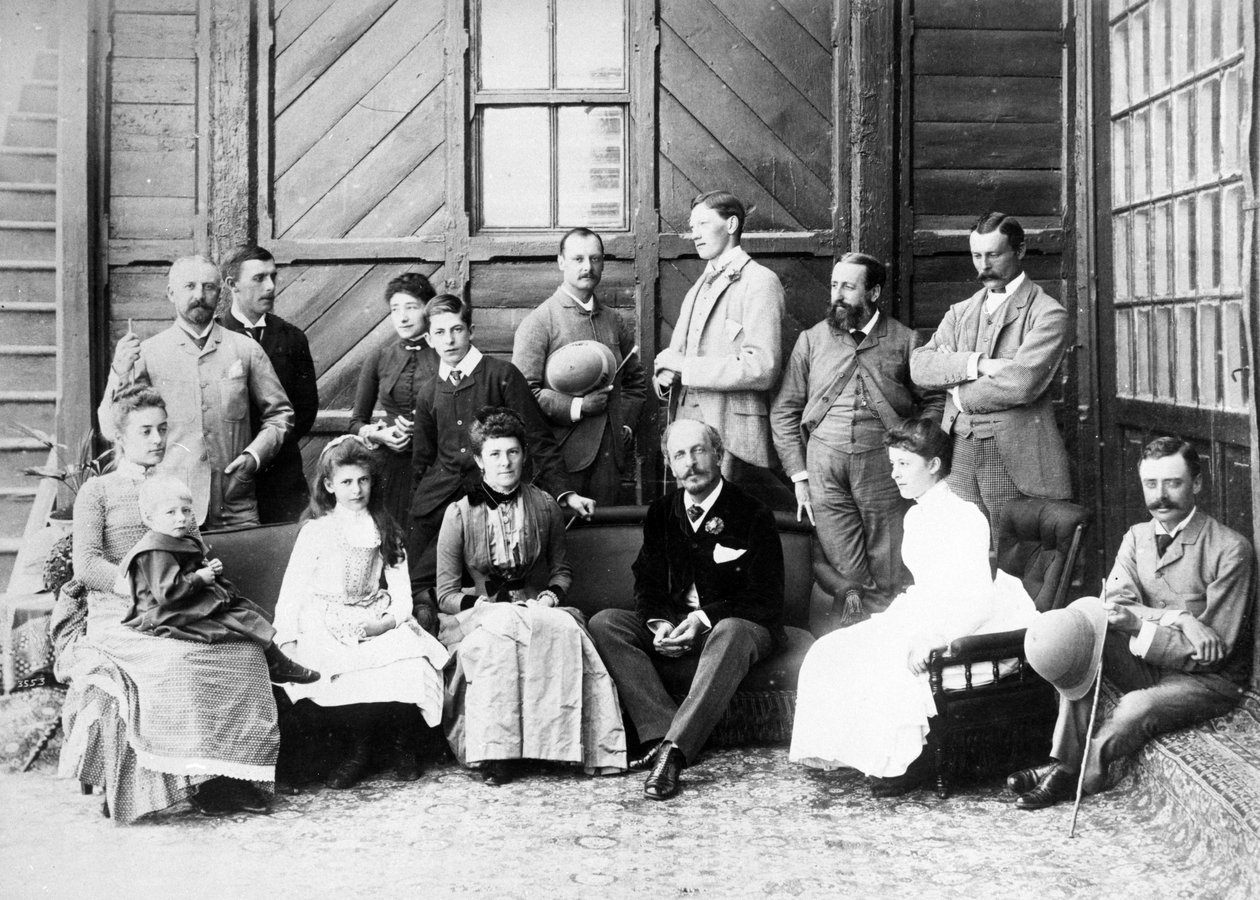 Lord og lady Dufferin og gruppen i Viceregal Lodge, Shimla, ca. 1884-88 af English Photographer