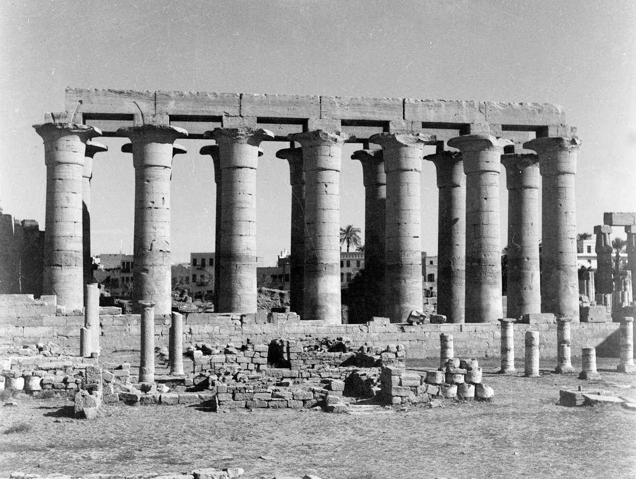 Lotus-søjler, Luxor Temple, fra et album indeholdende 206 fotografier samlet af major W.H.J. Udsalg, 1940-43 af English Photographer